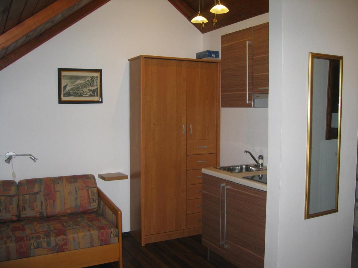 Apartments Larsen Omiš Exteriör bild