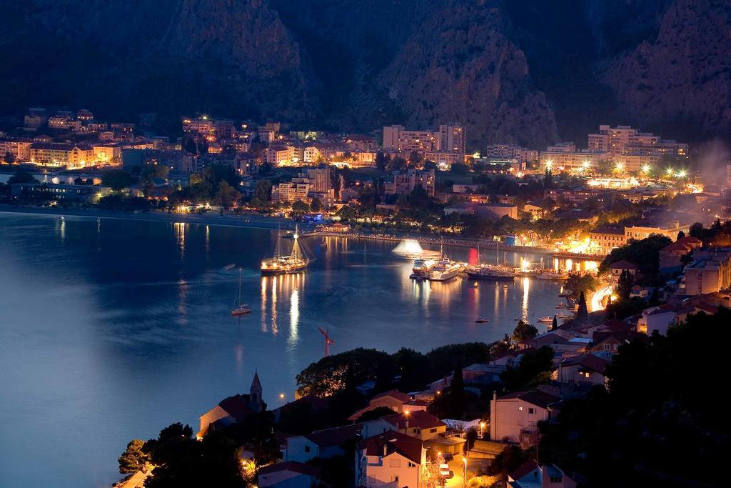 Apartments Larsen Omiš Exteriör bild