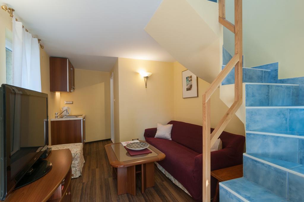 Apartments Larsen Omiš Exteriör bild
