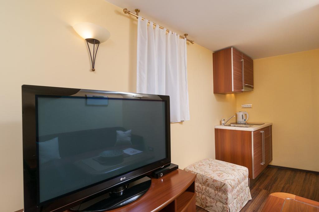 Apartments Larsen Omiš Exteriör bild