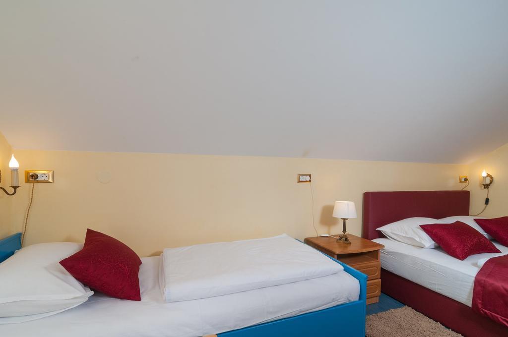Apartments Larsen Omiš Exteriör bild