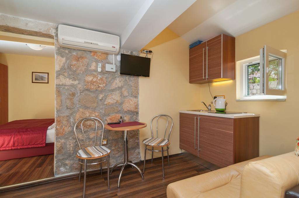 Apartments Larsen Omiš Exteriör bild