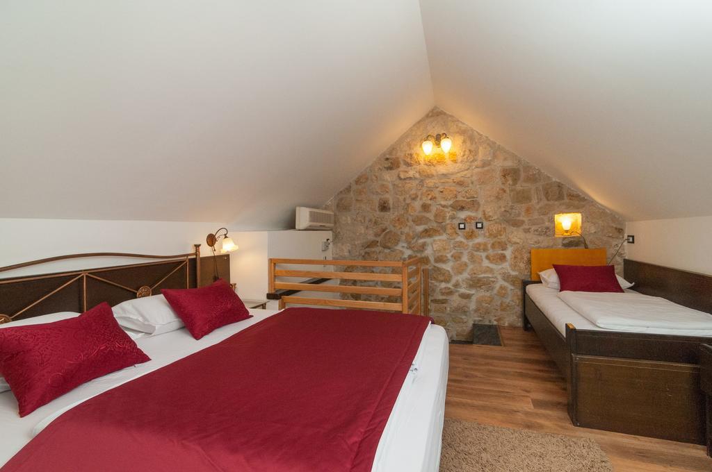 Apartments Larsen Omiš Exteriör bild