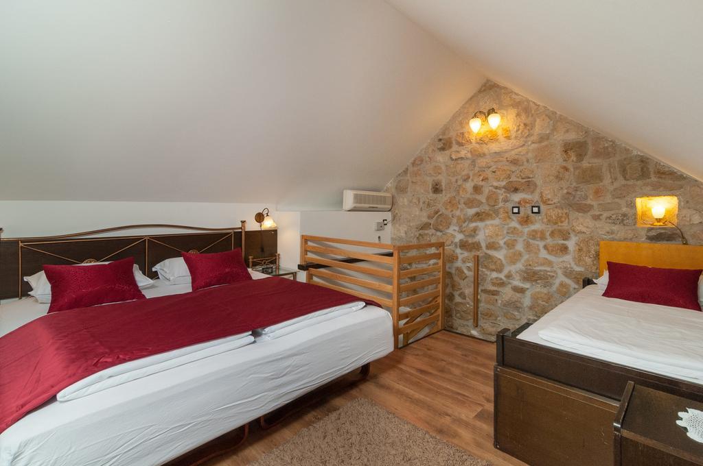 Apartments Larsen Omiš Exteriör bild