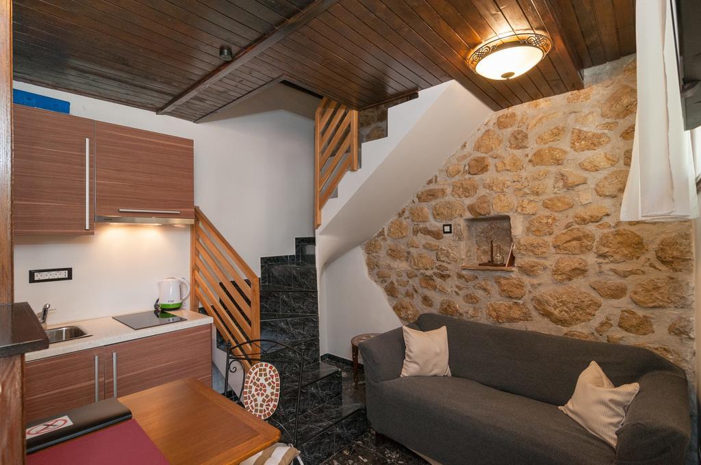 Apartments Larsen Omiš Exteriör bild