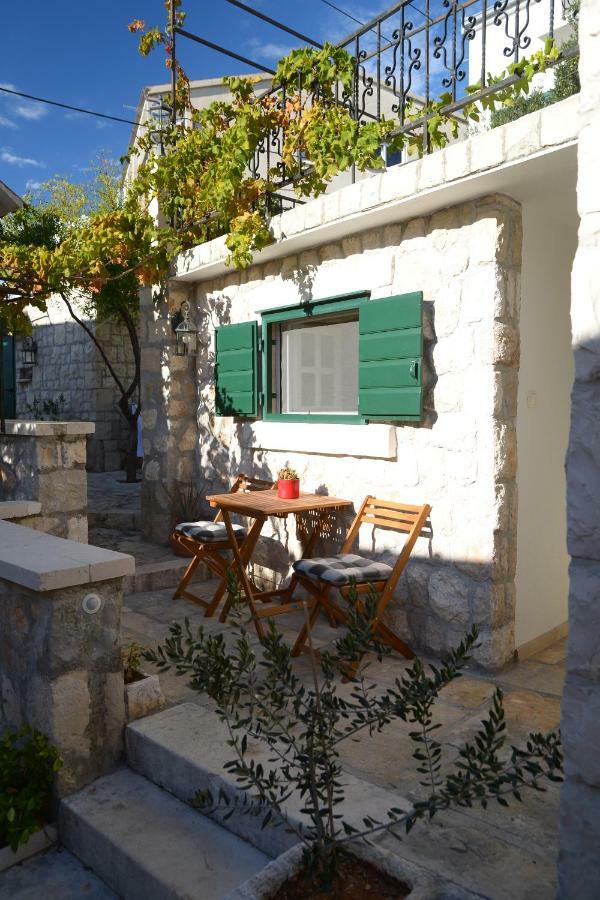 Apartments Larsen Omiš Exteriör bild