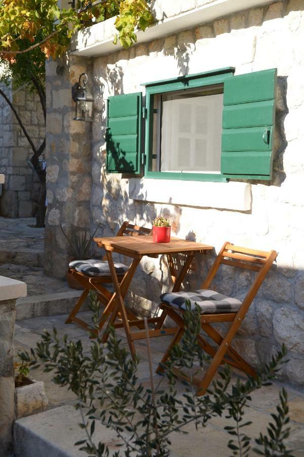 Apartments Larsen Omiš Exteriör bild