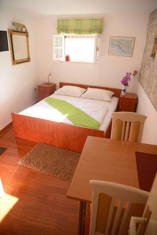 Apartments Larsen Omiš Exteriör bild